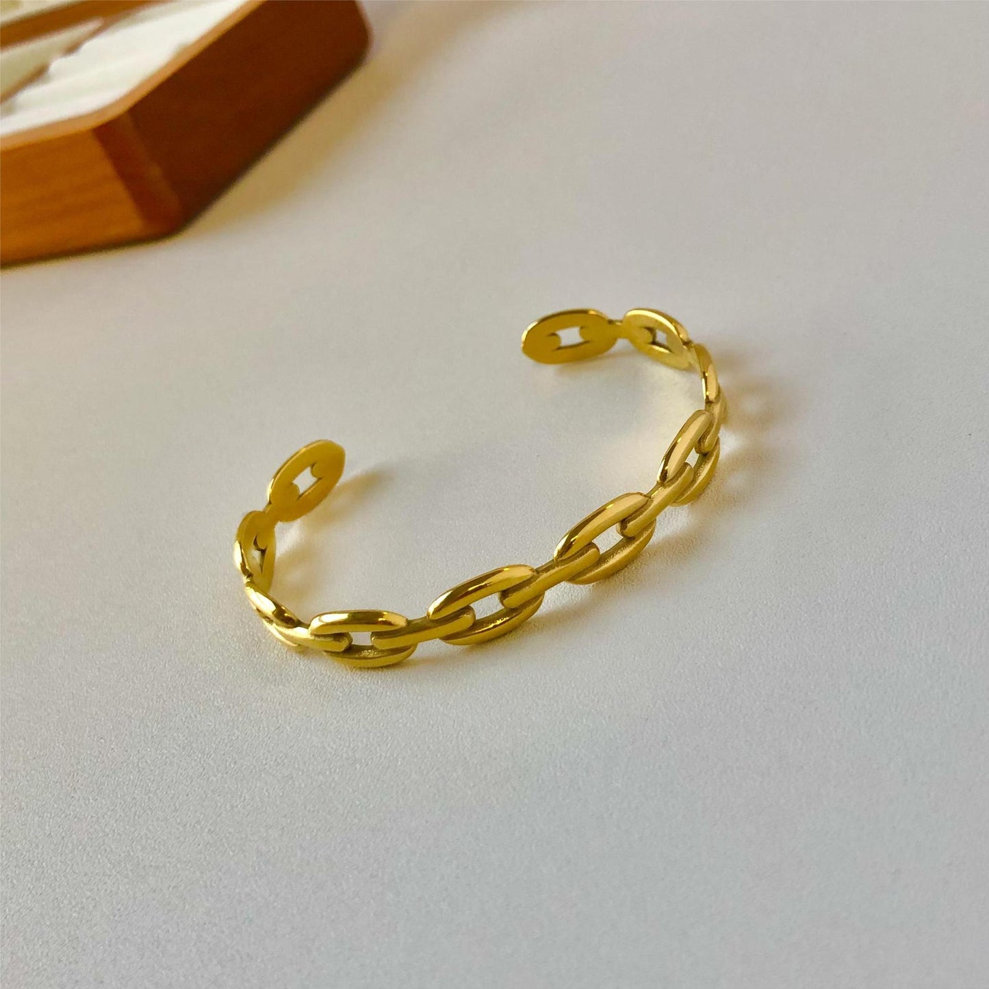 Cut-out opening adjustable bracelet