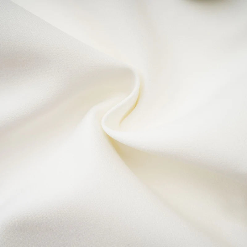 mini-robe à fleurs de faux-fleurs blanches