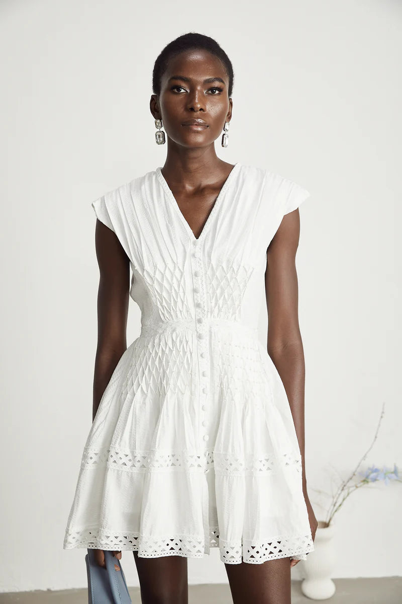 Anaïs découpé à faux-pearl en mini-robe ornée