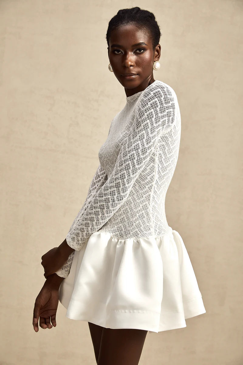 Océane White en dentelle en dentelle Robe