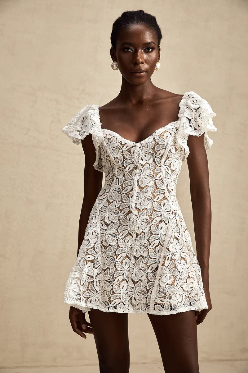 Esmée Flutter-Sheeve en dentelle Robe en blanc