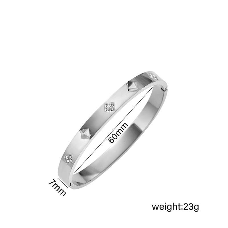 Bracelet inlaid with diamonds