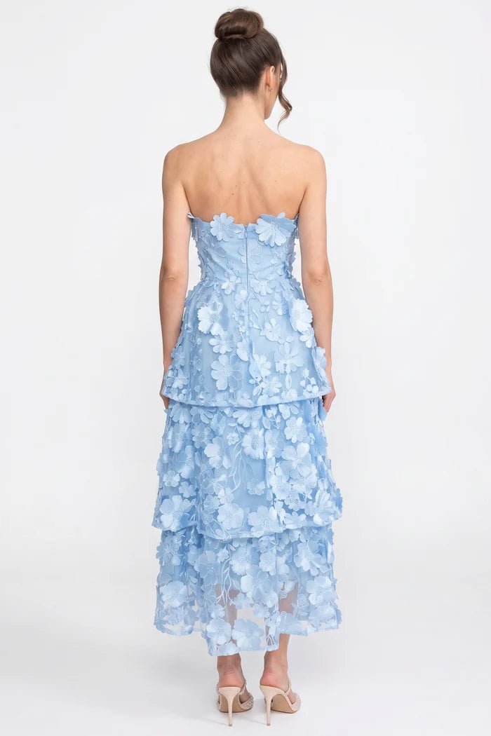 Robe transparente en couches avec taille ajustée et applications florales - bleu clair