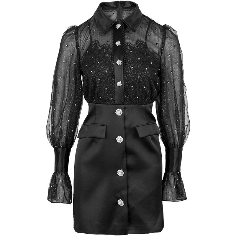 Tüll hebt genähte Anzugskleid hervor