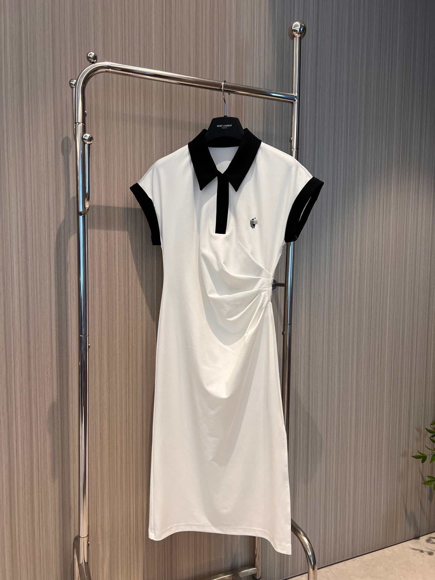 Taille -Falten -Designkleid