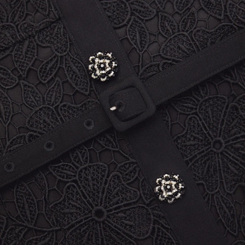 Schwarzer Guipure -Spitzenknopf Midi Kleid