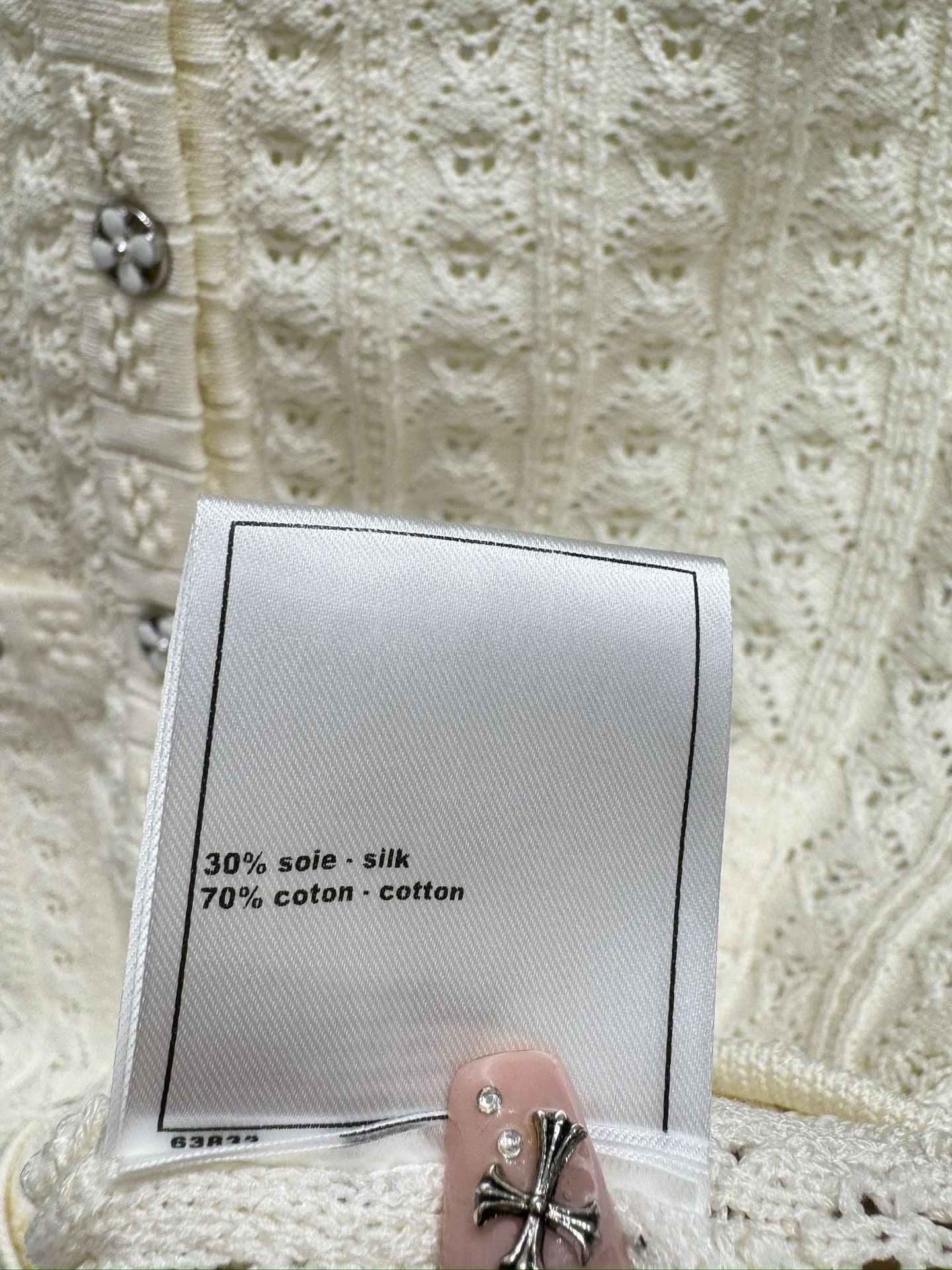 Ausgeschnittenes geprägter Strickkleid