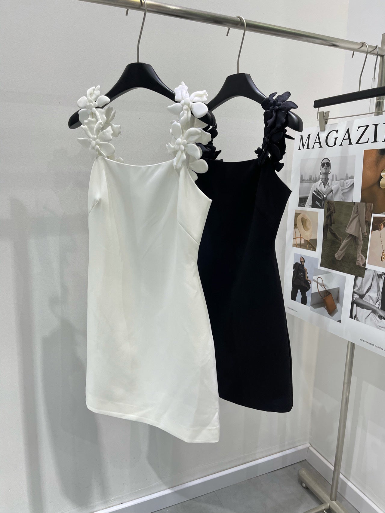 Blumenentwurfsgurtkleid