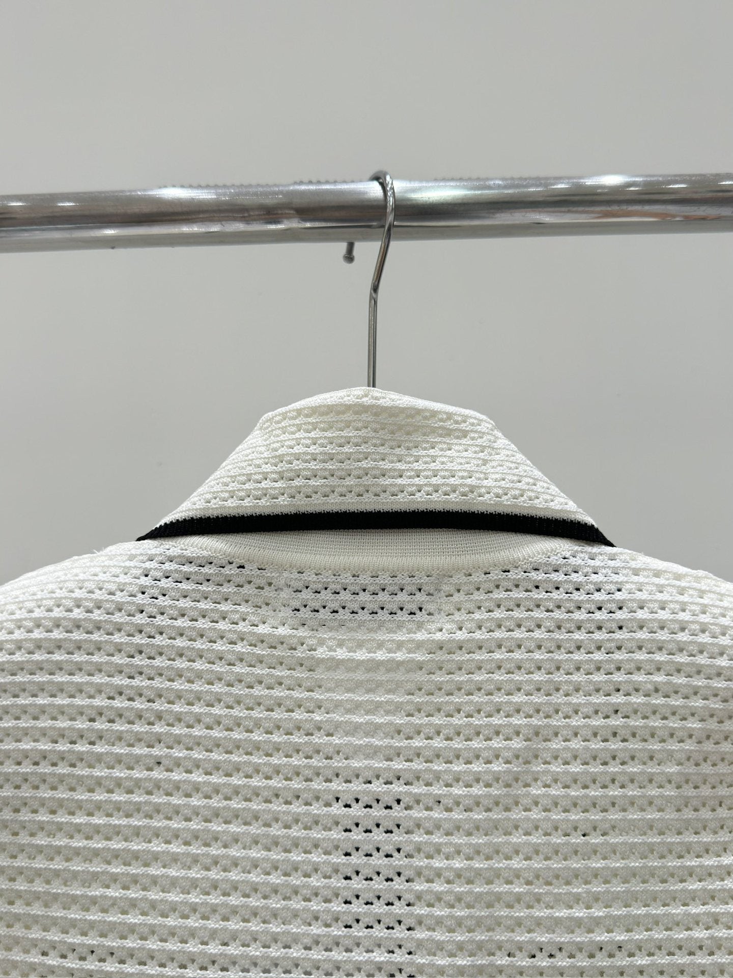 Kontrastes Revers-Cut-Out-Kleid