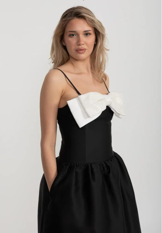 Montiertes ärmelloses Minikleid mit prominenten großen weißen Bogen - schwarz