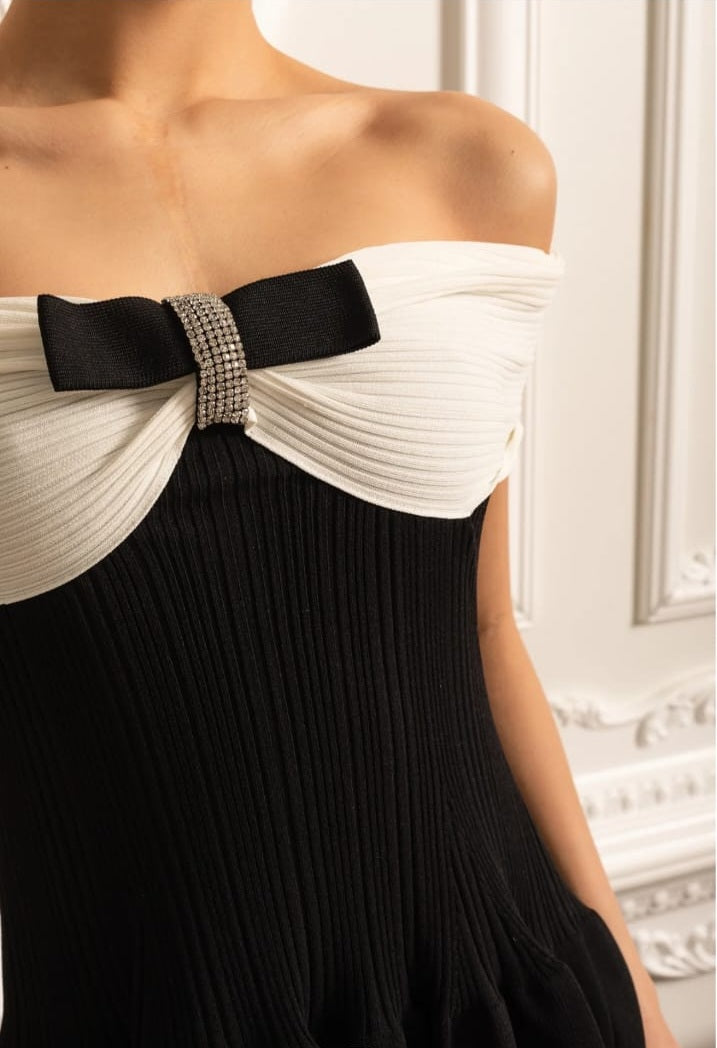 Elegantes Off -Shoulder -Mini -Kleid mit kontrastierenden Bustier und Bug - Schwarz
