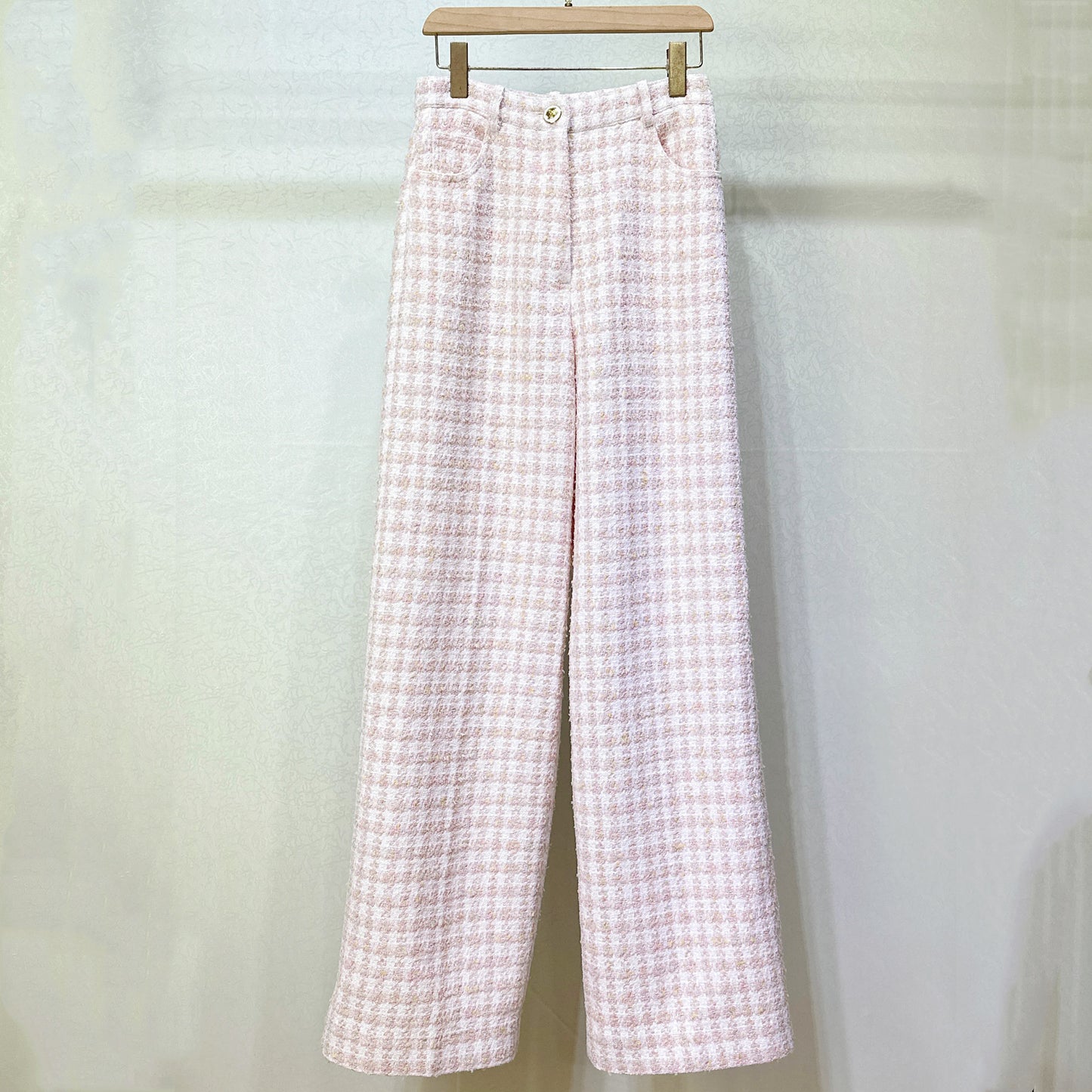 Ensemble veste courte en tweed rose et pantalon large taille haute