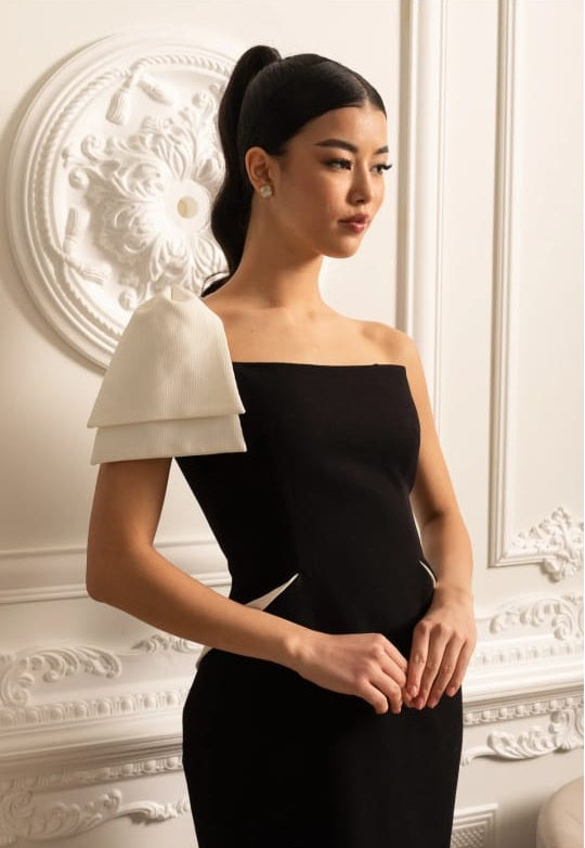 Elegant Asymmetrical Dress With Contrasting White Detachable Capelet - Black