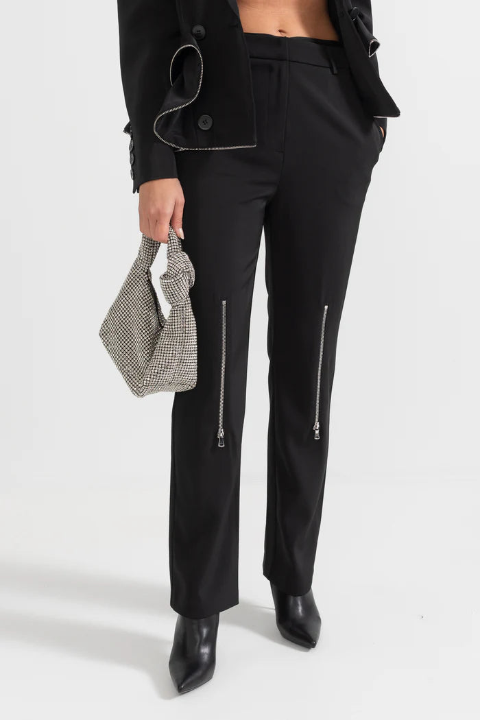 Ensemble coordonné contemporain avec des détails à volants et des fermetures à glissière - noir