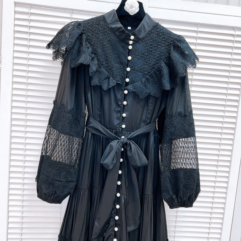 Robe trapèze élégante avec coutures en dentelle