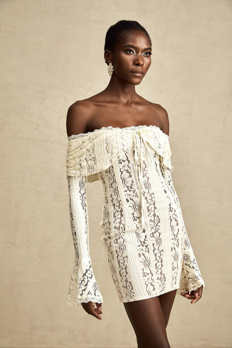 Émeline en dentelle florale mini-robe à boucles à bouffée en neutres