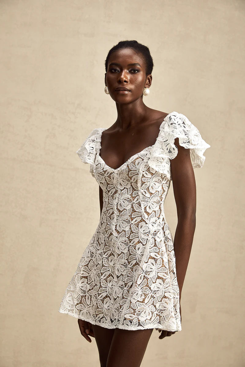 Esmée Flutter-Sheeve en dentelle Robe en blanc