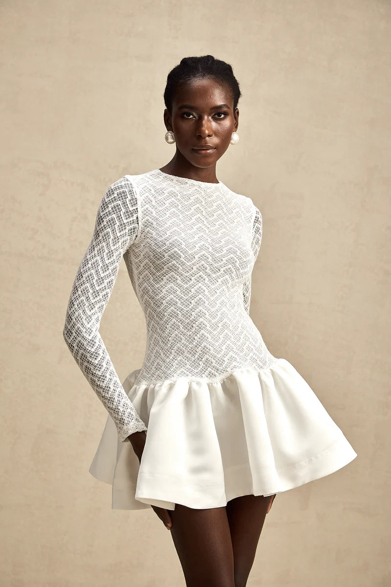 Océane White en dentelle en dentelle Robe