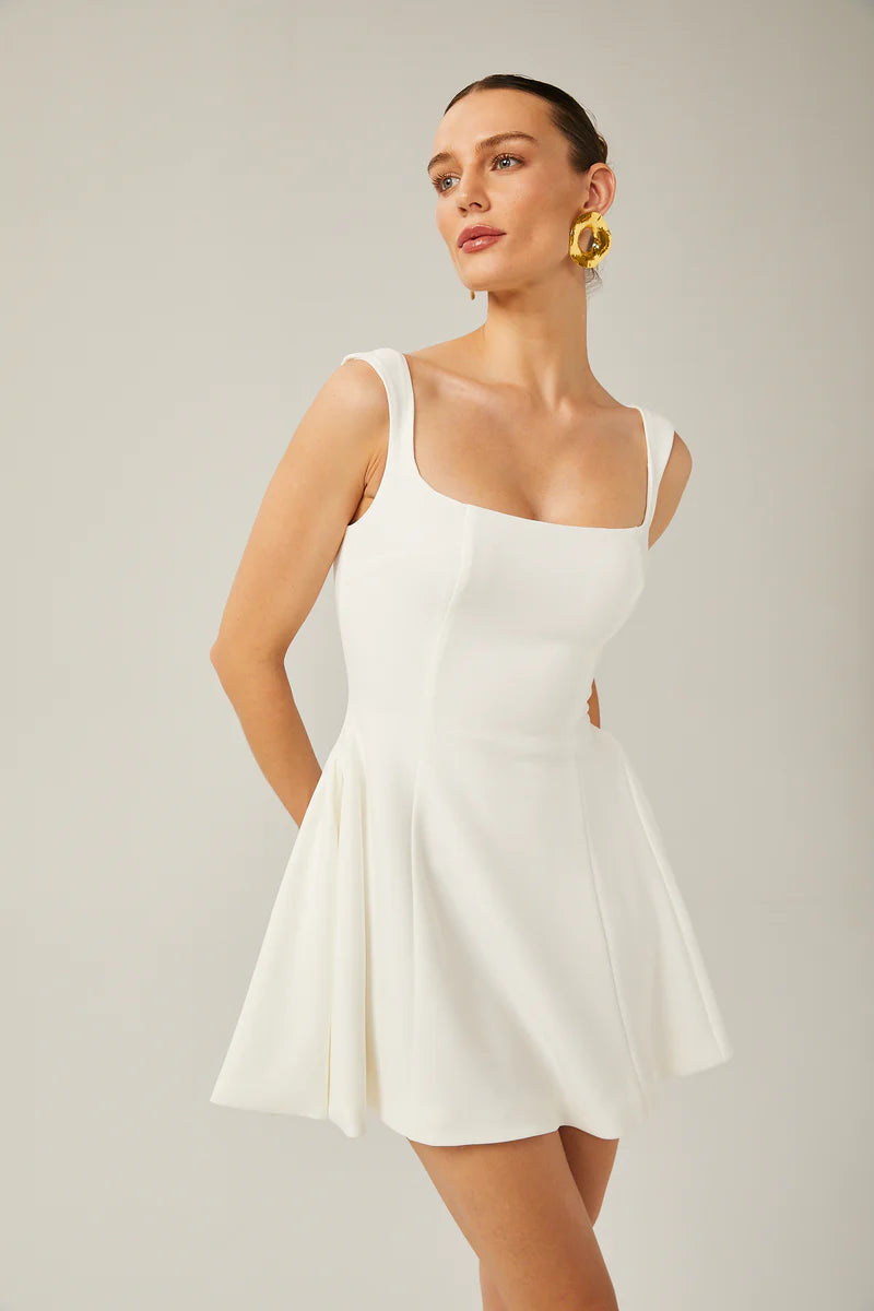 Félicitation blanche sans manches évasées mini robe