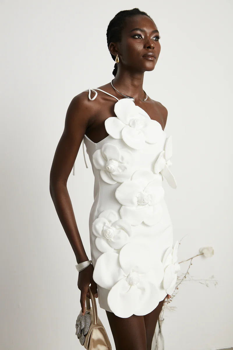 Mini-robe liane florale à épaules déroutantes en blanc