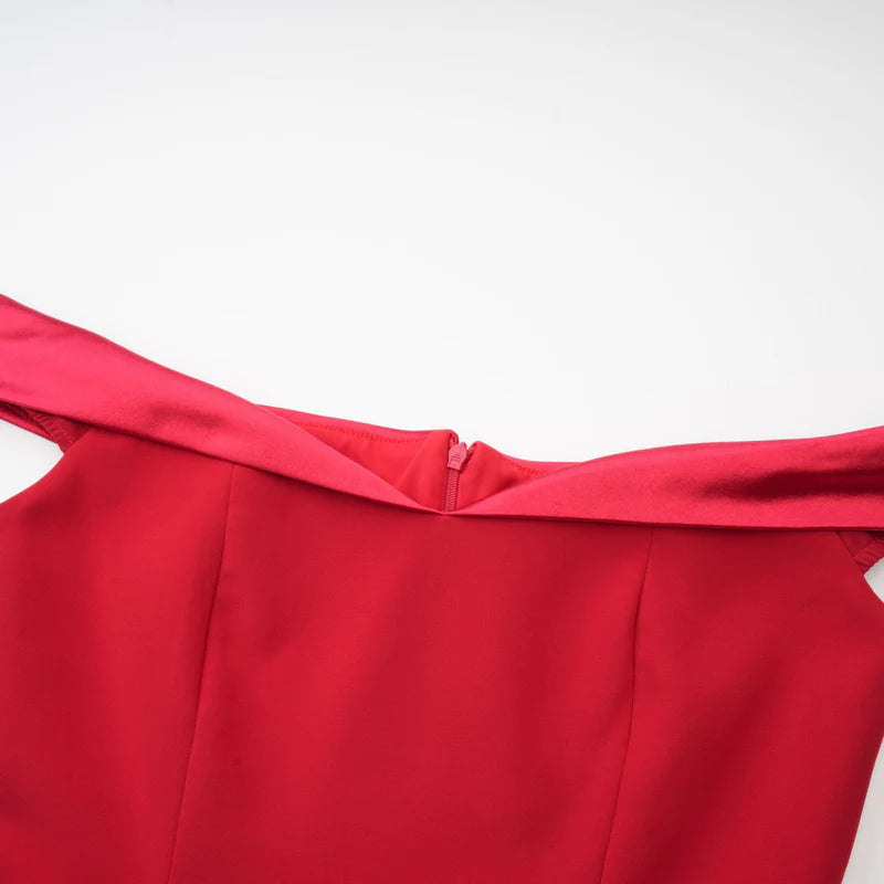 Mini robe à épaules à épaules dérivées