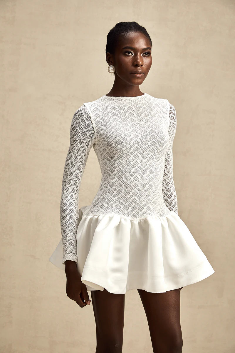 Océane White en dentelle en dentelle Robe
