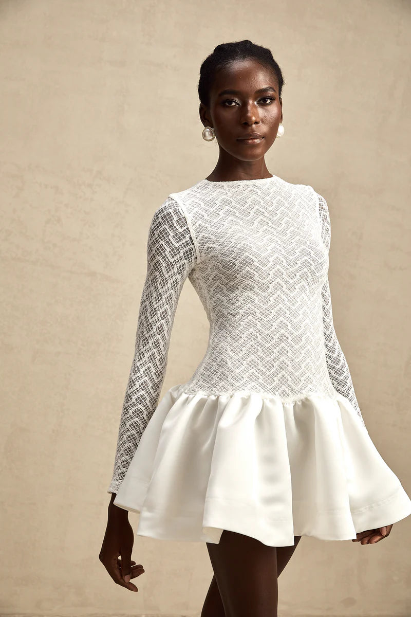 Océane White en dentelle en dentelle Robe