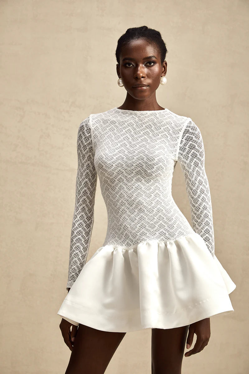 Océane White en dentelle en dentelle Robe