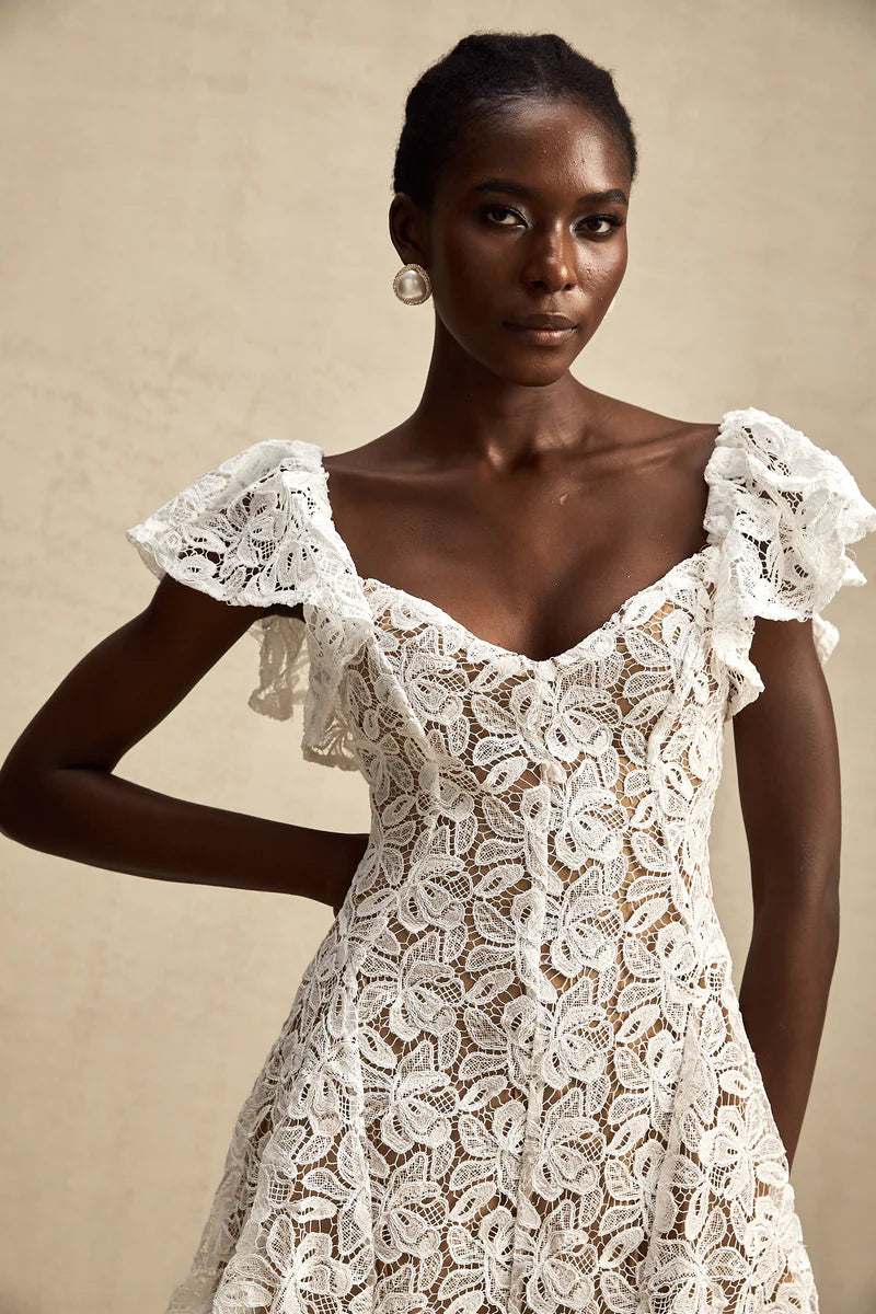 Esmée Flutter-Sheeve en dentelle Robe en blanc