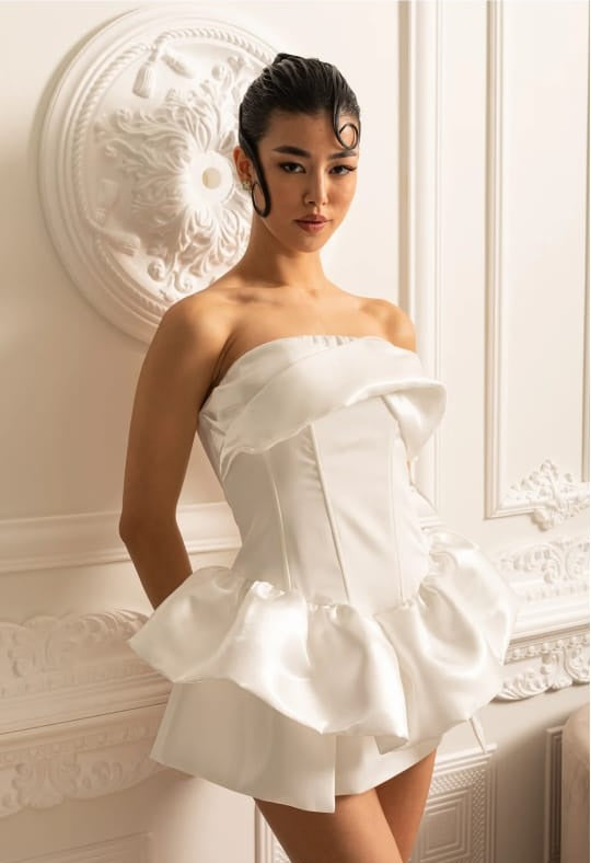 Mini robe satinée avec corsage ajusté et jupe à volants - blanc