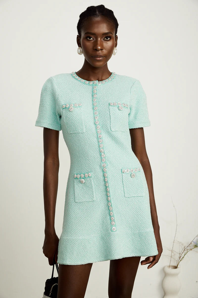 Jocelyne embelli une mini robe
