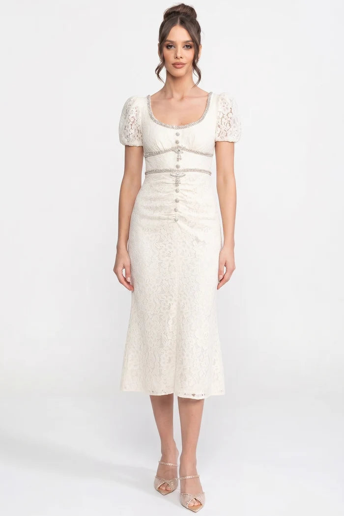 Robe en dentelle à manches courtes avec manches bouffantes courtes et décolleté - ivoire