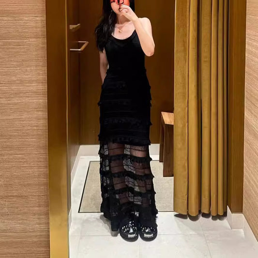 Robe longue en maille avec découpes en dentelle