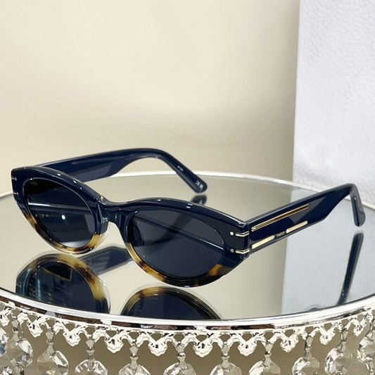Tortoise shell frame sunglasses