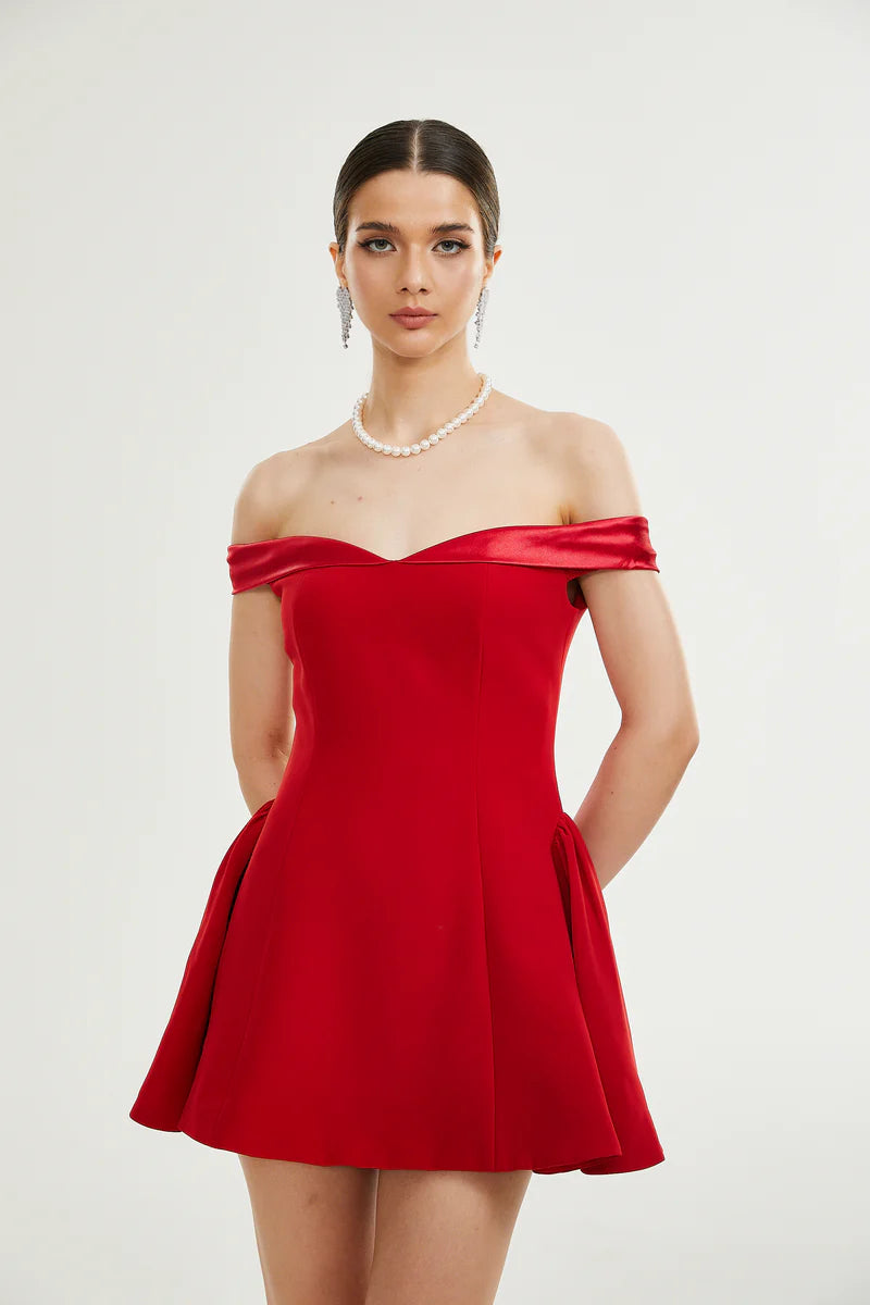 Mini robe à épaules à épaules dérivées