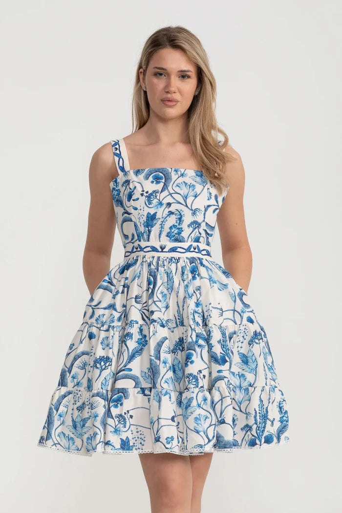 Minimiertes Mini -Kleid mit blauem Blumen- und Paisley -Muster - Weiß