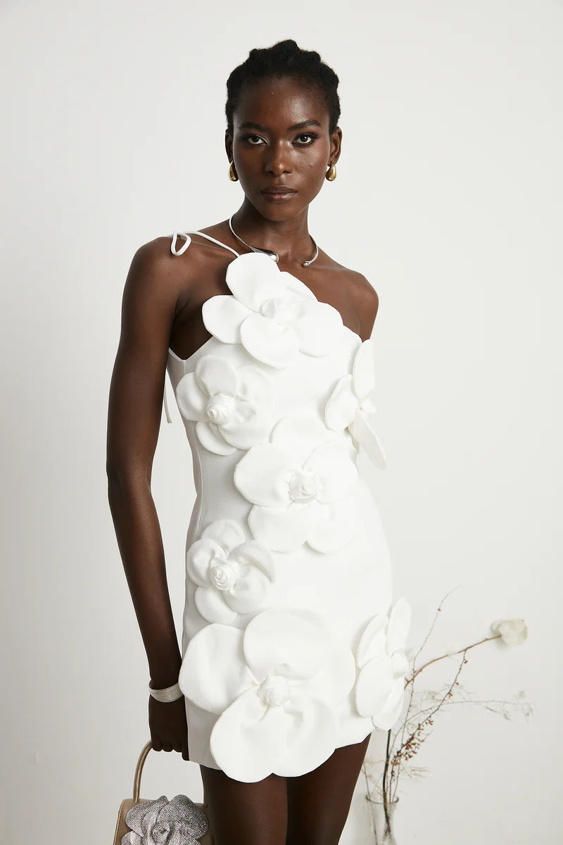 Mini-robe liane florale à épaules déroutantes en blanc