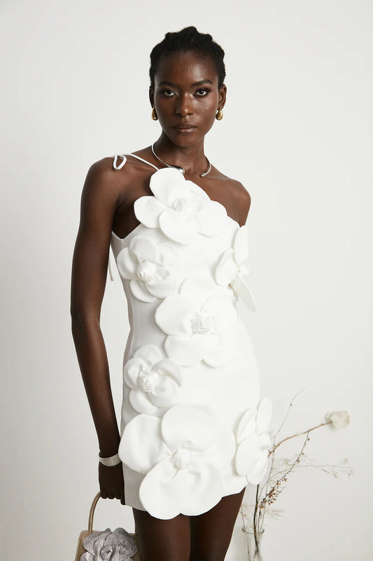 Mini-robe liane florale à épaules déroutantes en blanc
