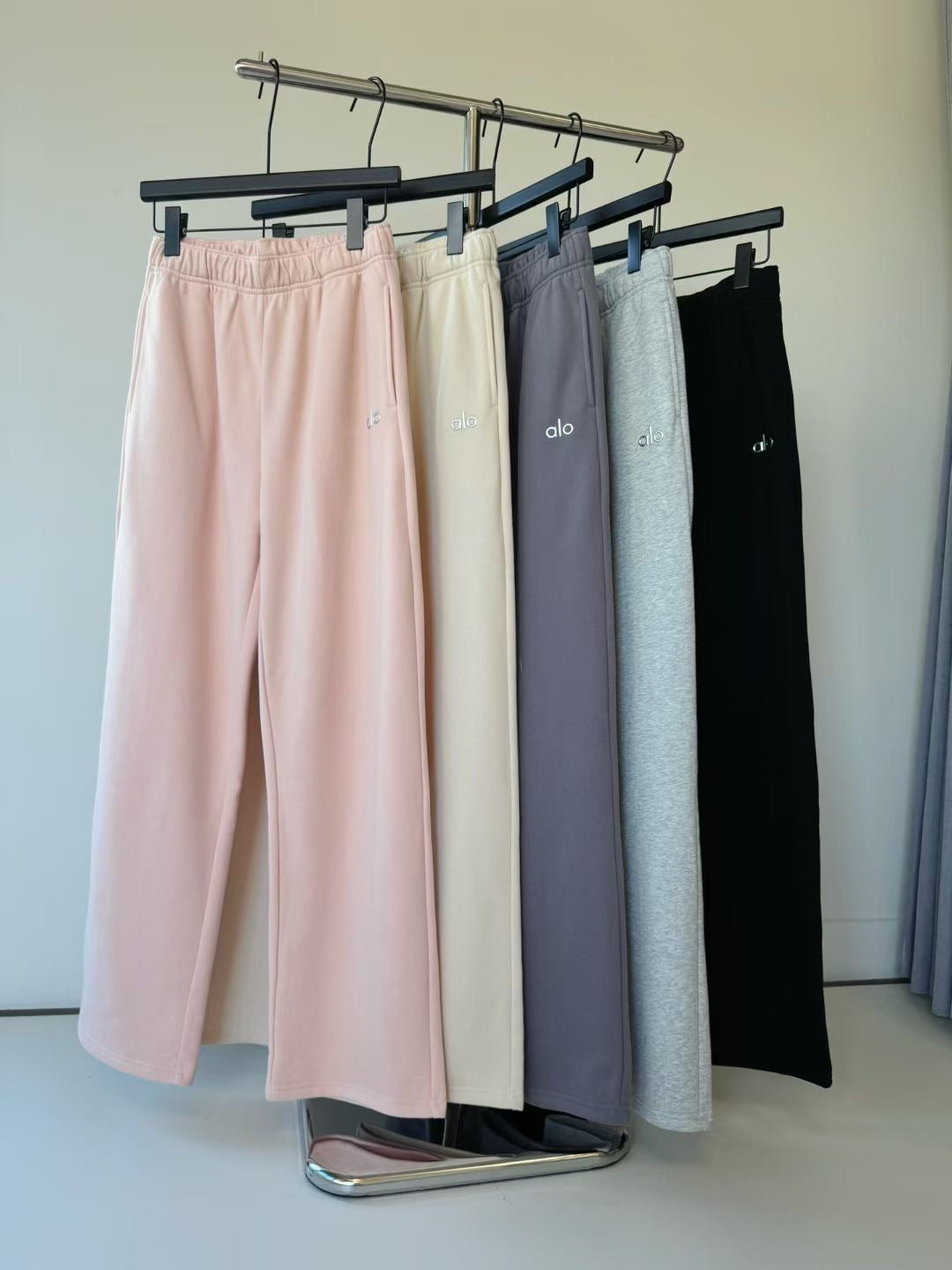 Versatile Classic Logo Straight-Leg Sweatpants -ALO(Brand)