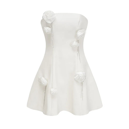 mini-robe à fleurs de faux-fleurs blanches