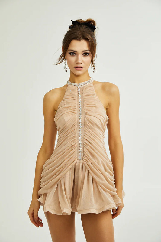 Dana embelli une mini robe