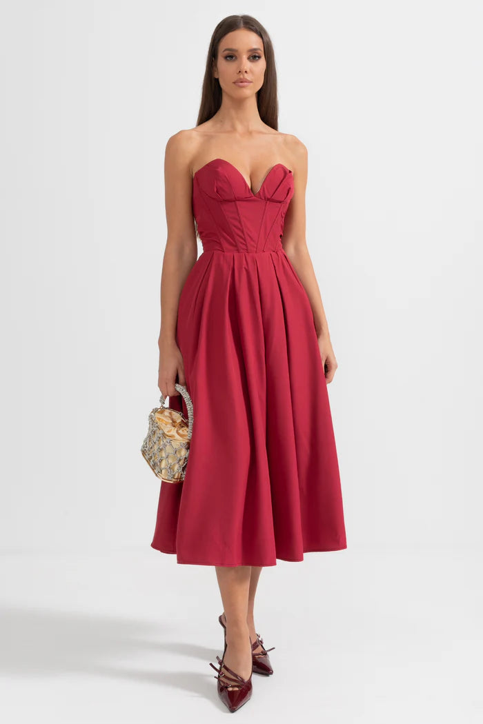 Sophisticated Strapless Midi Dress with Fitted Bodice