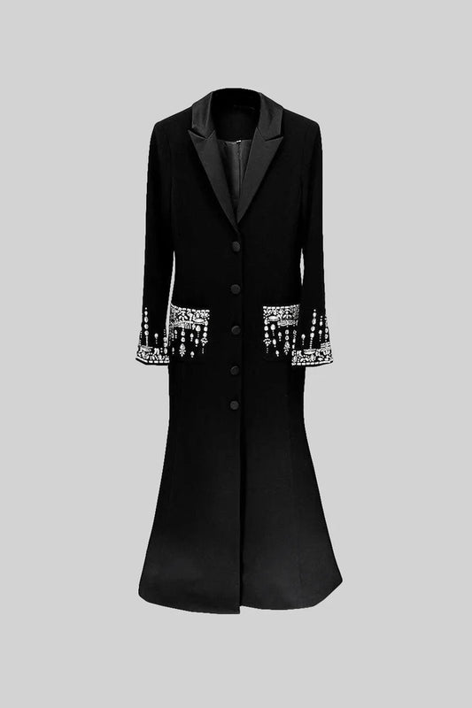 Longue robe de silhouette avec des revers et des détails en cristal