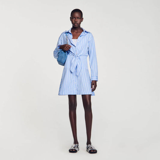 Robe chemise à rayures nouée sur le devant