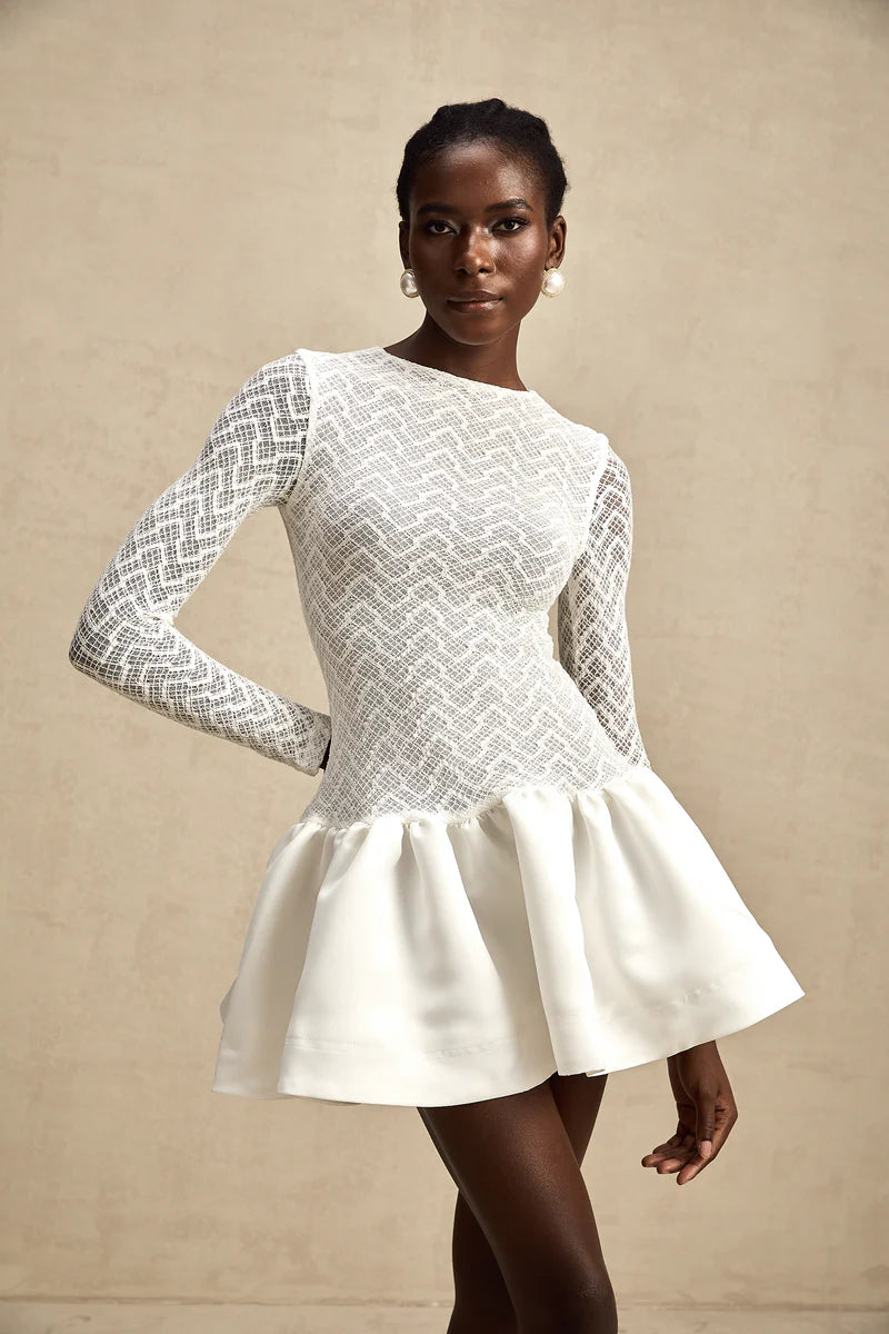 Océane White en dentelle en dentelle Robe