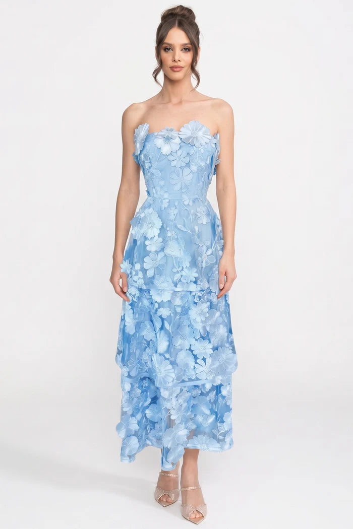 Robe transparente en couches avec taille ajustée et applications florales - bleu clair