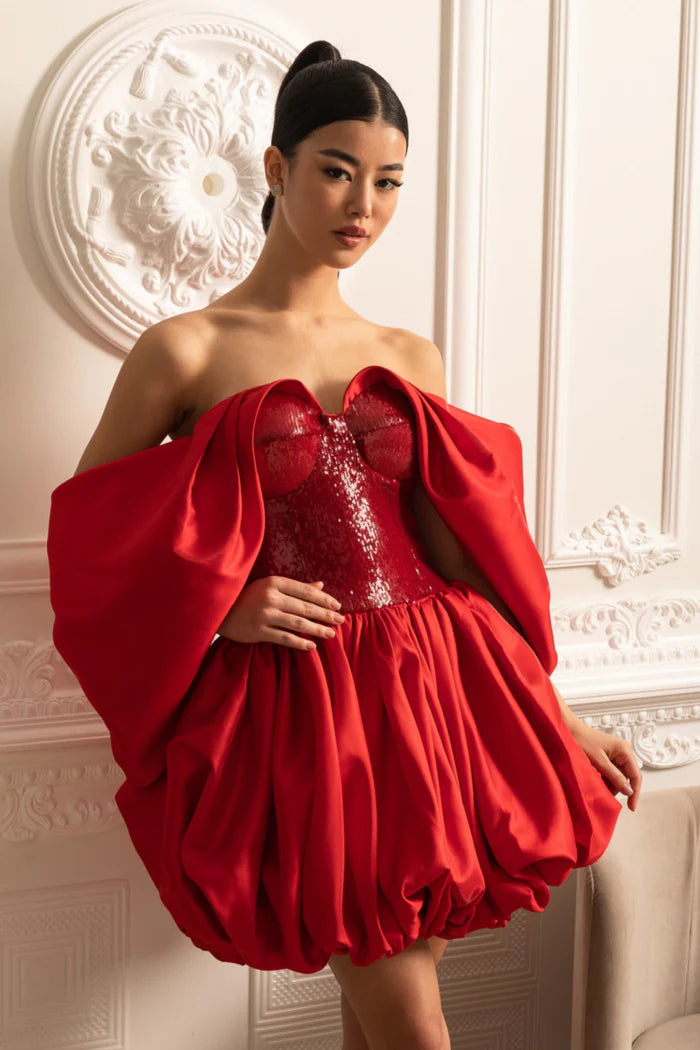 Off -Shoulder -Kleid mit voluminösem Rock und fließenden Ärmeln - rot