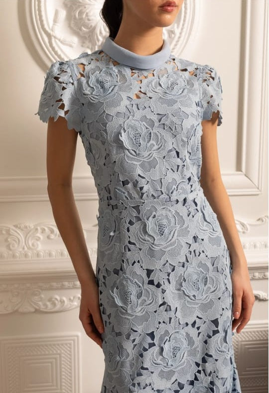 Blumenmuster Spitzenkleid mit hohem Kragen und Midi -Rock - Blau