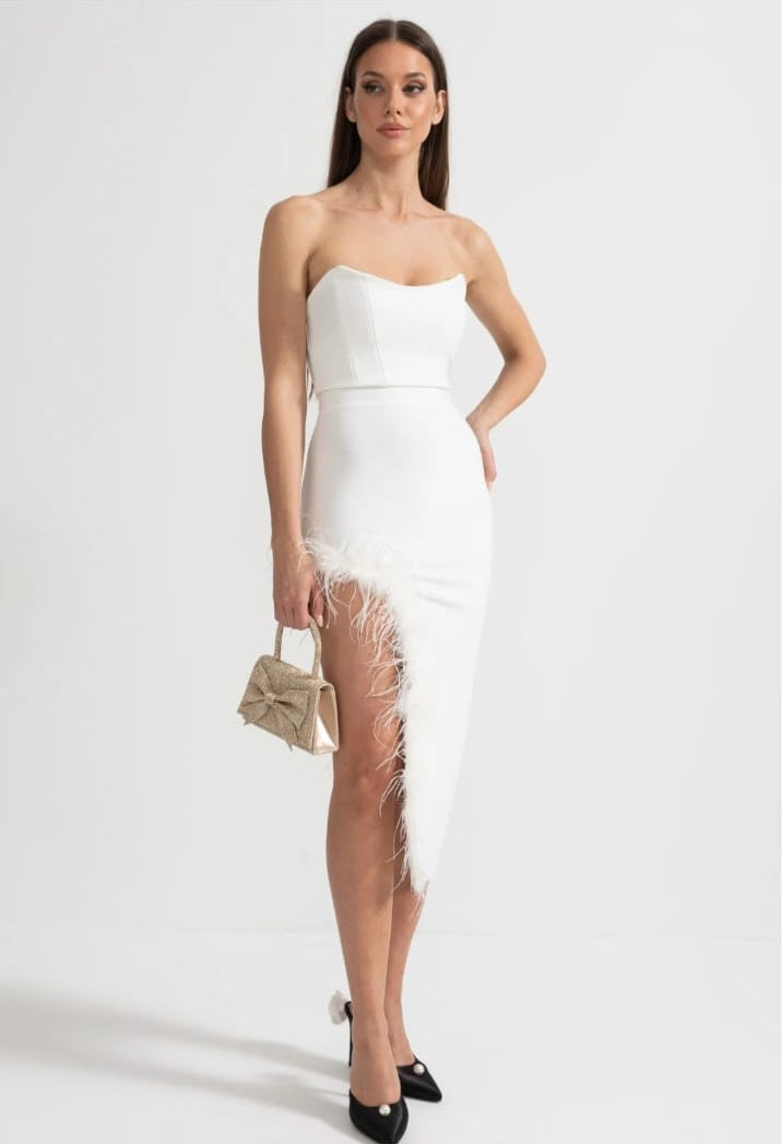 Trägerloser federbezogenes Kleid mit montiertem Mieder und asymmetrischem Saum - Weiß