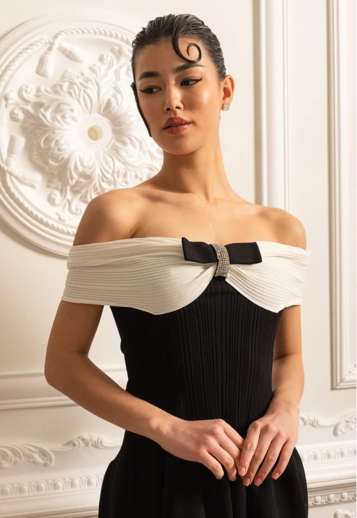 Elegantes Off -Shoulder -Mini -Kleid mit kontrastierenden Bustier und Bug - Schwarz